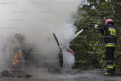 Płonące auto marki Fiat Seicento na ulicy Kobieli...