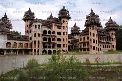 Lapalice na Kaszubach. Budowa prywatnego zamku. 4.08.2002...