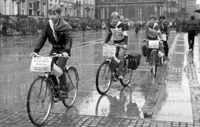 Rowerzysci na Dlugim Targu w Gdansku. 3wrzesien1982_z.kosycarz_p28...