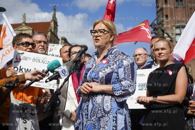 Konferencja prasowa pod Fontanną Neptuna w Gdański...