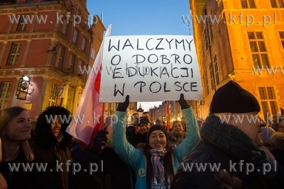 Gdańsk tańczy Poloneza dla Edukacji. Akcja wspierająca...