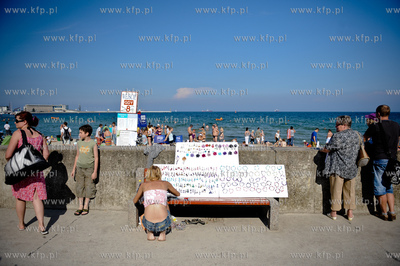 Gdynia. Tlumy turystow i mieszkancow gdyni podczas...