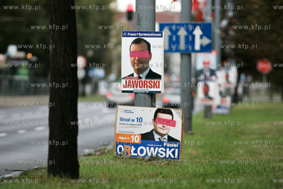 Gdansk. Al Zwyciestwa. Pozaklejane plakaty wyborcze...