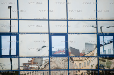 Gdansk. Wrzeszcz. Odbicie w szybach wiezowca Olimp...