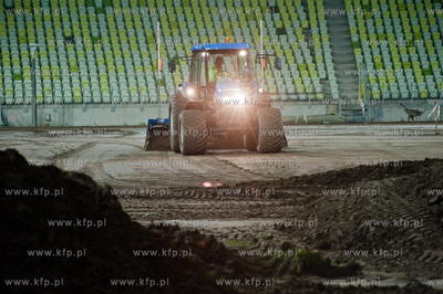 Gdansk. Stadion PGE Arena. Wymiana murawy przed meczem...