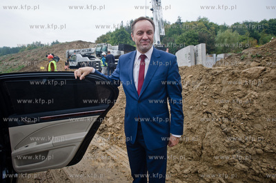 Gdansk. Ul. Ogrodowa. Montaz pierwszych elemntow wiaduktu...