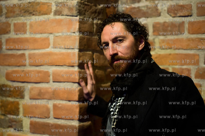 Gdansk. Centrum Sw. Jana. Swiatowa premiera performensu...