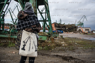 Gdansk. Tereny bylej Stoczni Gdansk. Wyburzenie hali...