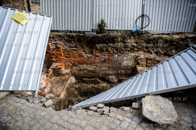 Gdansk. Przewrocone ogrodzenie, odslaniajace wykop...