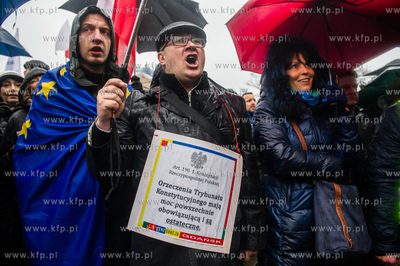Gdansk. Plac Solidarnosci. Wiec dla obrony demokracji...