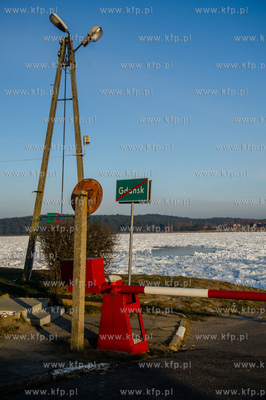 Skuta lodem Wisla na wysokosci przeprawy promowej w...