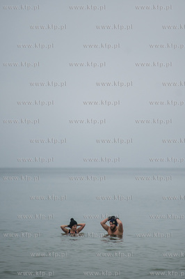 Plaża w Sopocie. Charytatywne morsowanie, w czasie...