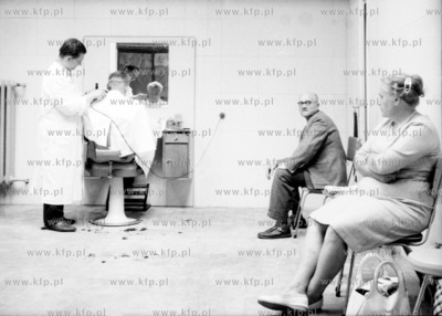Fryzjer na Dworcu Glownym PKP w Gdansku. (003046) 1963...