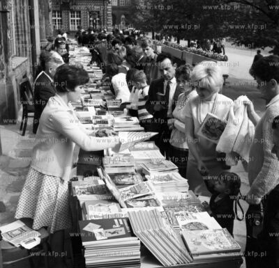 Kierasz ksiazek na przedprozach Zlotej Kamieniczki...