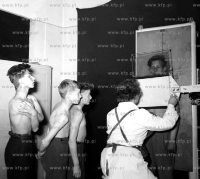 Przeswietlanie dzieciom klatki piersiowej. 1955 0004483...