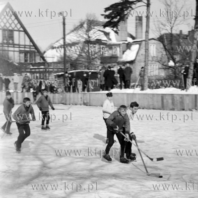Mecz hokejowy na lodowisku TKKF Debinki w Gdansku Wrzeszczu....