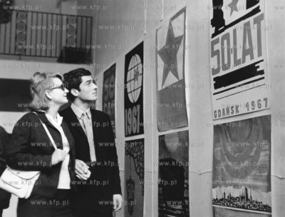 Fragment wystawy plakatu o tematyce 50-lecia Rewolucji...