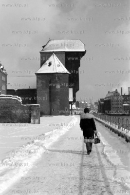 Zaśniezone Długie Pobrzeże w Gdańsku. Na drugim...