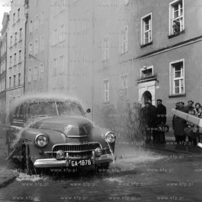 Awaria wodociągowa na skrzyżowaniu ulic Św. Ducha...