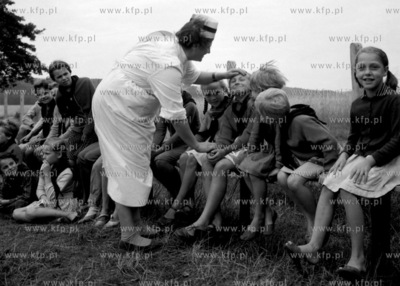 Pilęgniarka sprawadza stan zdrowia uczestników koloni...
