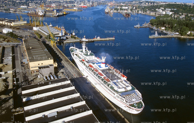 Port Gdynia z lotu ptaka. Przy Nabrzezu Francuskim...