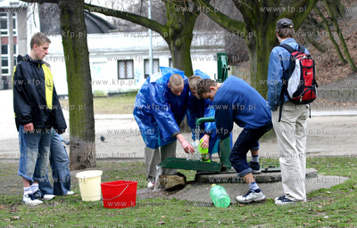 Smingus Dyngus na ulicach Gdyni. Nz. mlodziez uzupelnia...