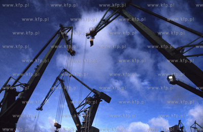Stocznia Gdanska 01. Nz.: Dzwigi nad pochylnia K-3....