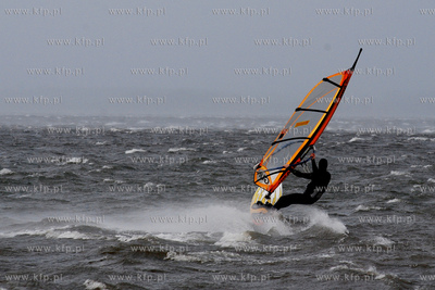 Sztorm na Zatoce Puckiej. Nz. Windsurfing w ekstremalych...