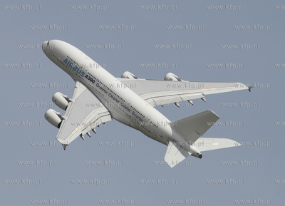 Berlin, ILA Air Show 2008. Nz. Airbus A380 prezentujacy...