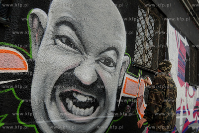 Artystyczne graffiti wykonywane na siedzibie szkoly...