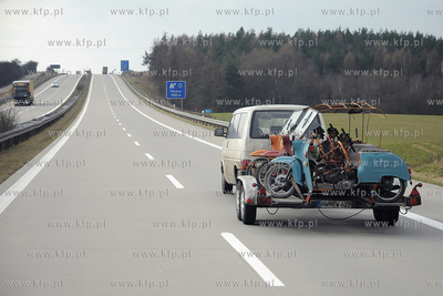 Trasa Szczecin - Berlin. Samochod ciagnacy na przyczepie...