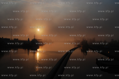Mglisty zachod slonca nad Martwa Wisla. Widok z mostu...