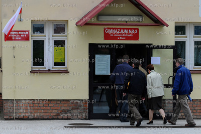 Rumia. Wybory do Europarlamentu. Nz. Wyborcy wchodzacy...