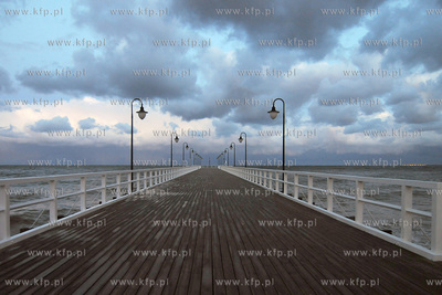Gdynia. Orlowo. Sztorm na Zatoce Gdanskiej. Nz. Molo...