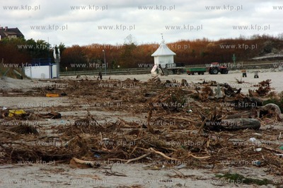 Ustka plaza, trwa usuwanie szkod wyrzadzonych przez...