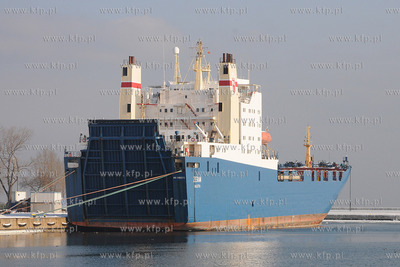 Zima w Gdynskim porcie i okolicy. Nz. Zacumowany w...