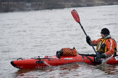 Podroznik Marek Kaminski podczas kajakowego splywu...