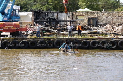 W porcie morskim w Ustce trwa wydobywanie z dna kanalu...