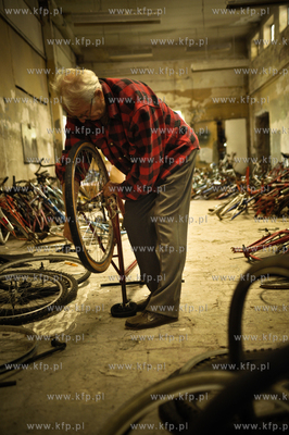 Montaz wielkiej instalacji autorstwa Roberta Rumasa...