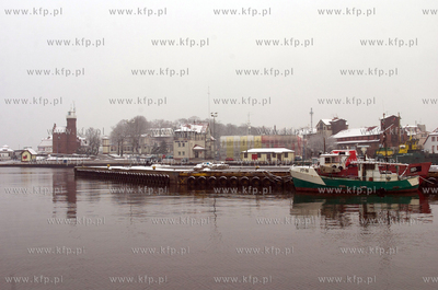 Port morski w Ustce pokryty pierwszym sniegiem.27.11.2010Fot....