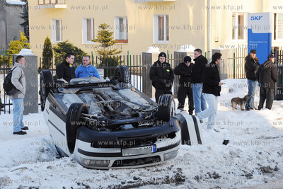 Bia  y Volkswagen Passat dachowal na ul. Komandorskiej...