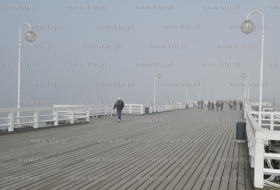 Sopot.  Mgla na sopockiej plazy. Nz. molo. 15.04.2011...