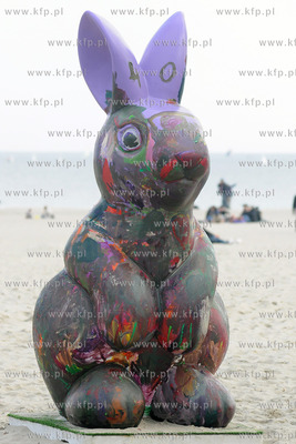 Gdynia dzieci malowaly wielkiego 2,5 metrowego zajaca...