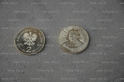 Kolejka po papieskie zlotowki przed siedziba Narodowego...