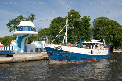 Darlowko. Kuter rybacki Hanna wyplywa w morze.

13.06.2011...