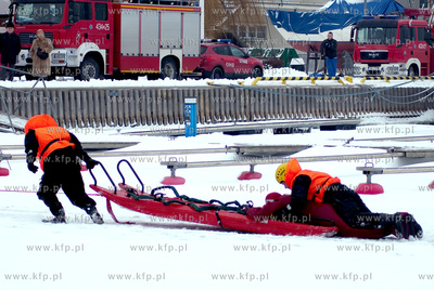 Gdynia, Marina. Zajecia z autoratownictwa na lodzie...