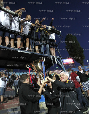 Szczecin. Szczecinscy kibice swietuja na stadionie...