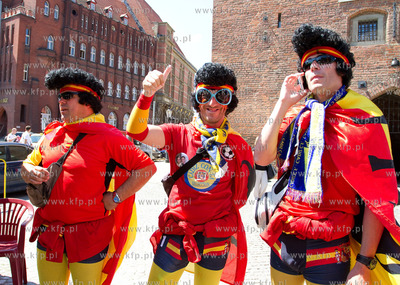 Gdansk. Ulica Dluga. Hiszpanscy kibice na ulicach starego...