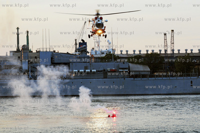 Gdynia. Pokaz ratownictwa morskiego w wykonaniu załogi...
