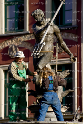 Gdansk, Dlugi Targ. Neptun odzyskal lewa reke, ktora...